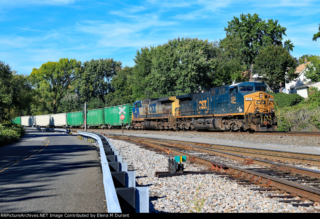 CSX 534 on M-403